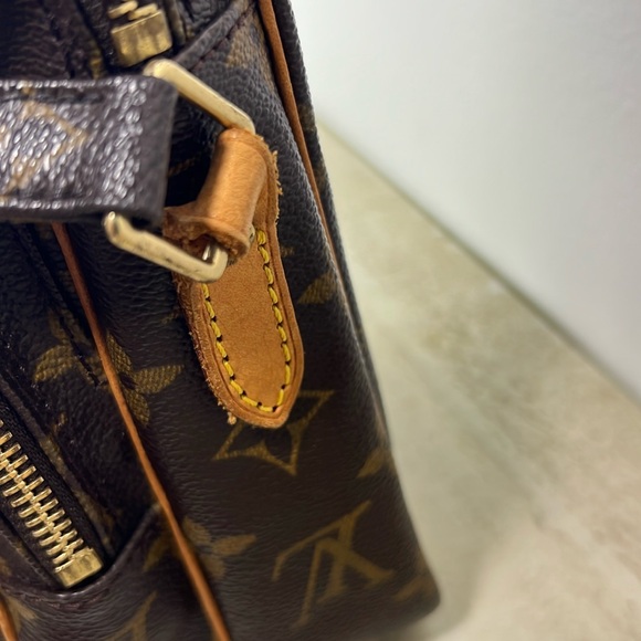 LOUIS VUITTON Monogram Amazone Shoulder Crossbody Bag - Picture 9 of 16